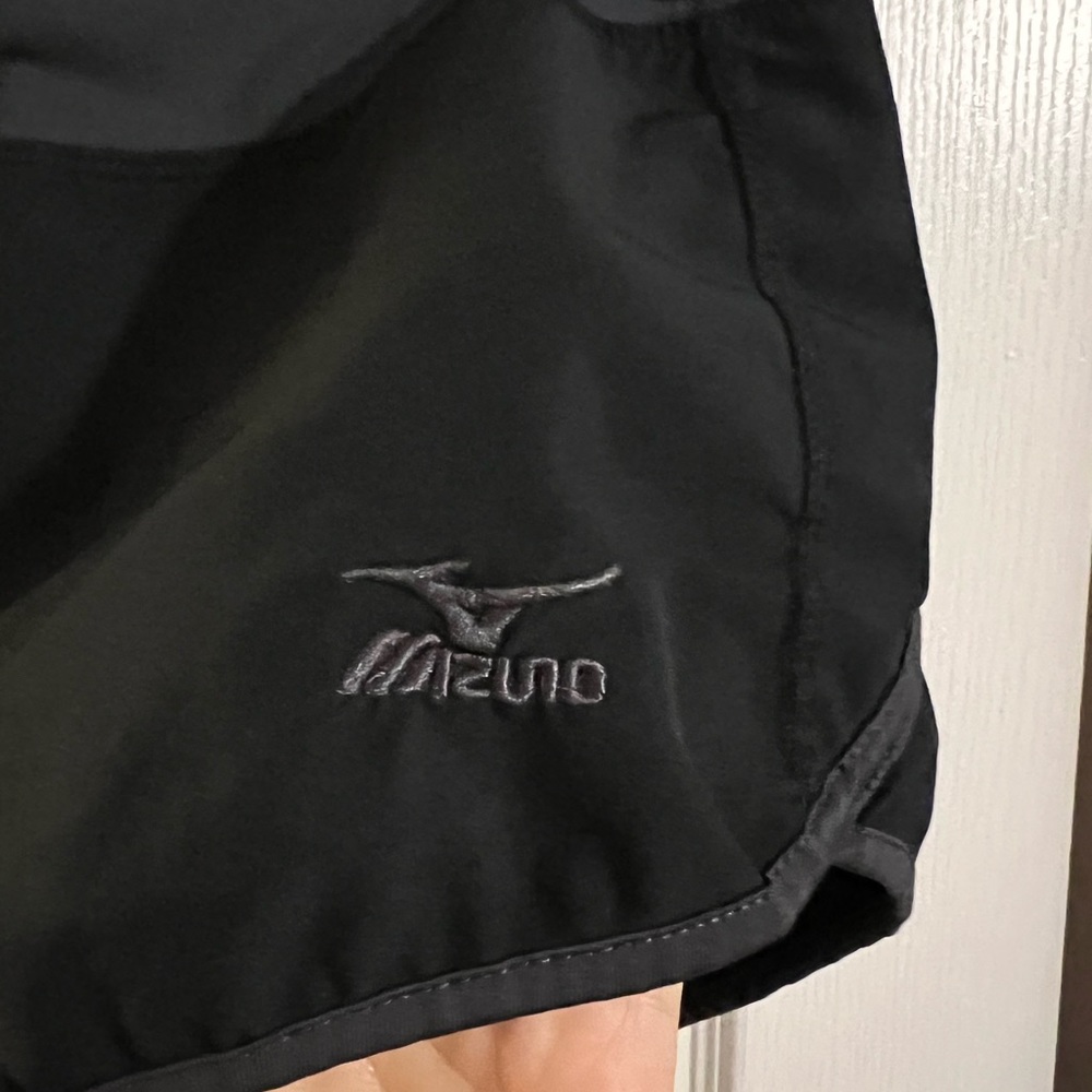 women’s black and grey mizuno running shorts - Picture 3 of 4